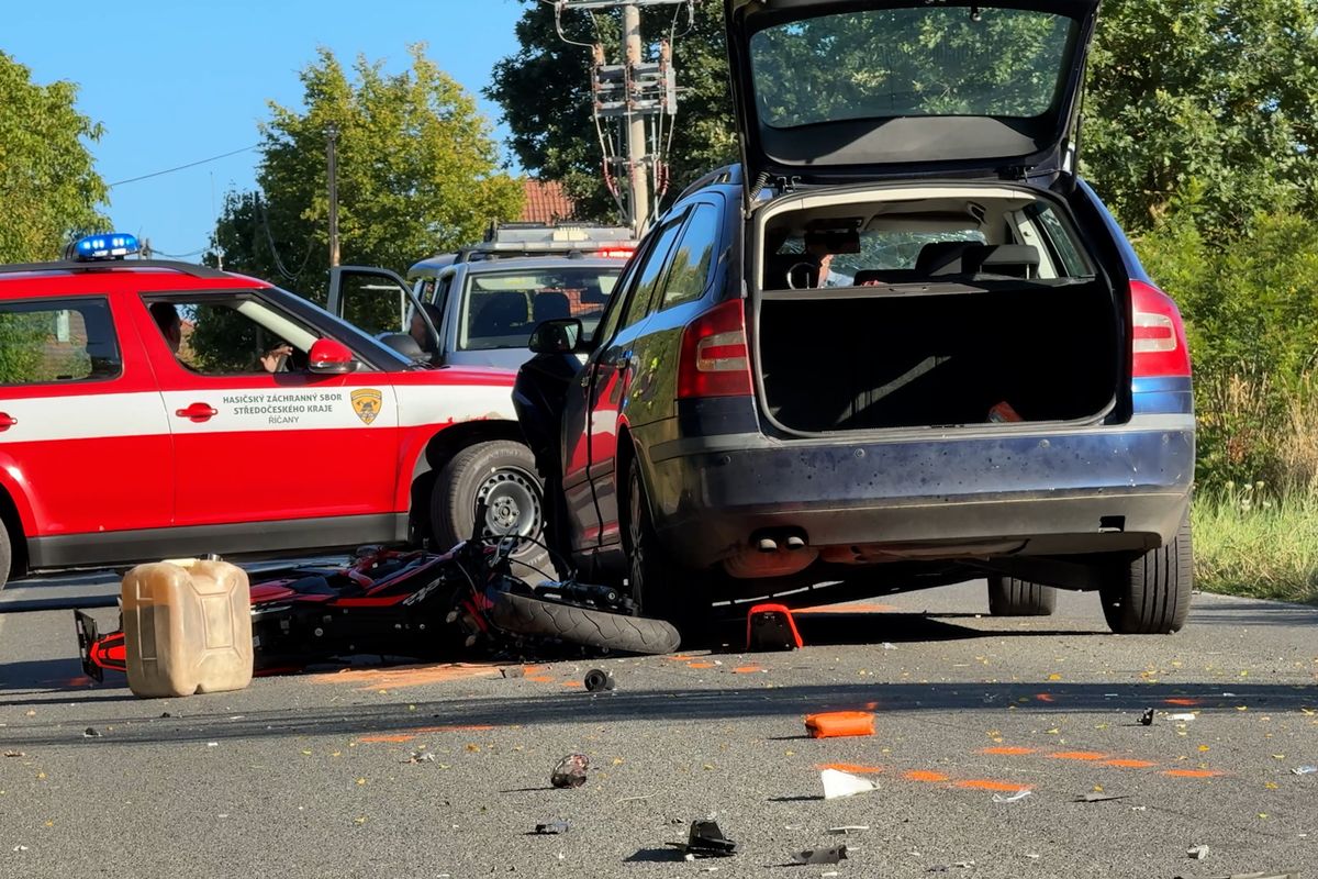 Chlapec na motorce u Prahy předjížděl autobus a čelně narazil do auta