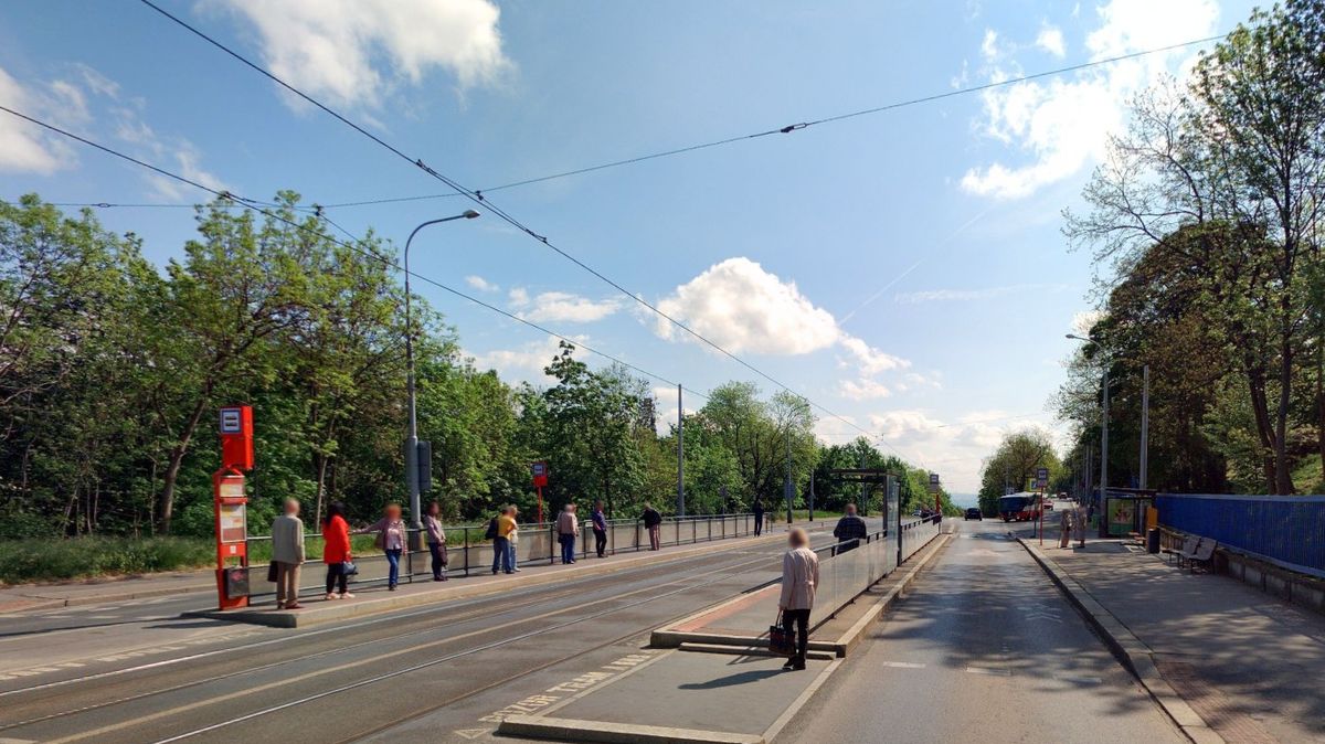 Sevřel mě do kravaty, pak mám okno. Trojice cizinců přepadla seniory v Praze, policie hledá další oběti