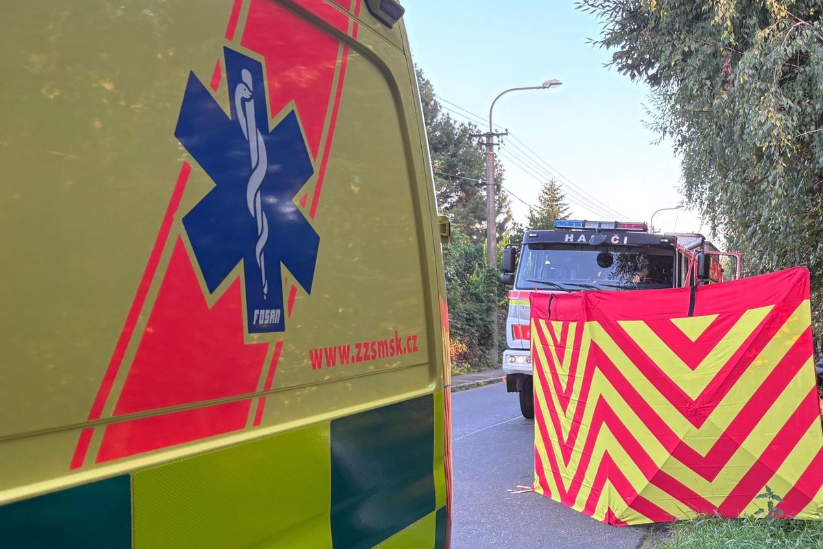 Mladý motorkář v Českém Těšíně nezvládl předjíždění a narazil do značky. Na místě zemřel