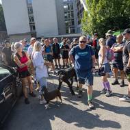 Aleš Juchelka se svým psem Cargem u Hotelu Bezruč.