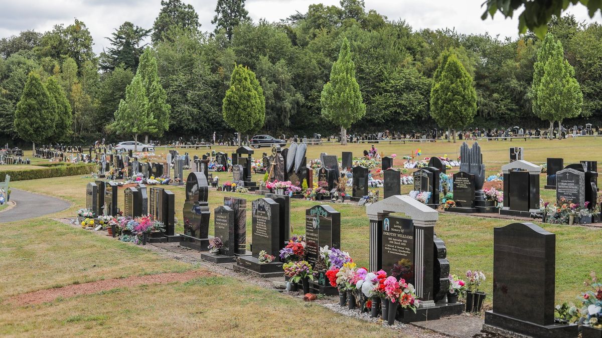 Britská radnice chce zdražit hroby pro obézní nebožtíky