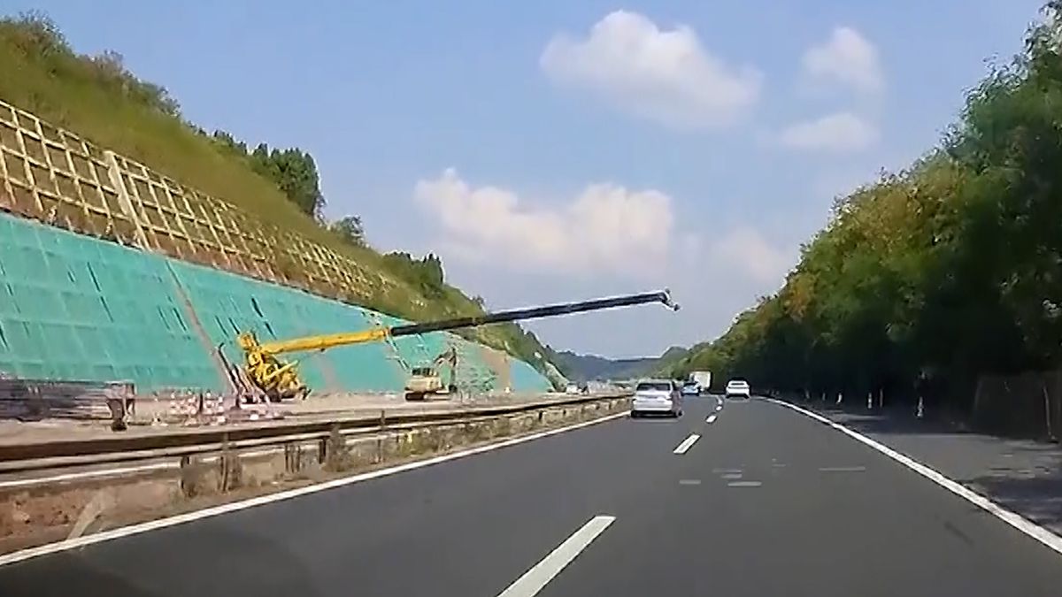 Na dálnici v Číně se zřítil jeřáb, pohotový řidič odvrátil střet v poslední vteřině