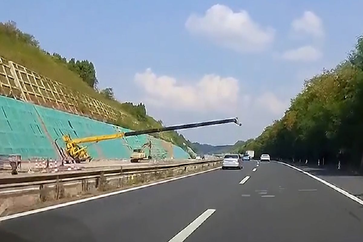 Na dálnici v Číně se zřítil jeřáb, pohotový řidič odvrátil střet v poslední vteřině