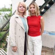 Lucie Žáčková jako zkušená kriminalistka v seriálu Mladá krev zaučuje Simonu Lewandovskou coby nově přijatou posilu v oddělení vražd.