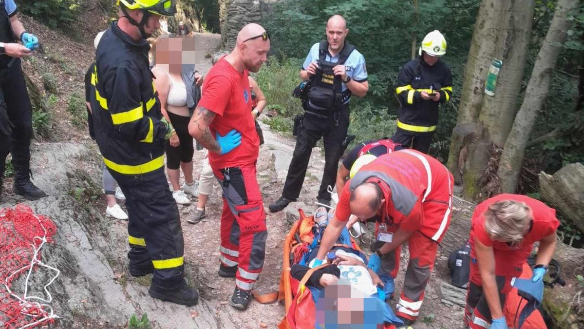 Turistka se zřítila pod hrad Bezděz, z náročného terénu ji zachraňovali hasiči