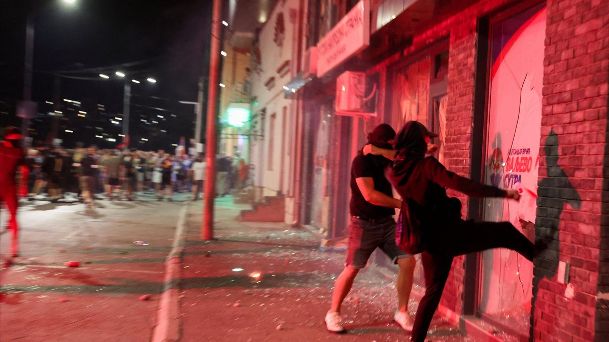Zapálené sídlo Vučićovy strany, zásah slzným plynem. Protesty v Srbsku znovu provázely násilnosti