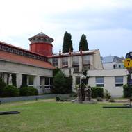 Prostorové objekty Tower I a II jsou umístěny v zahradě galerie.