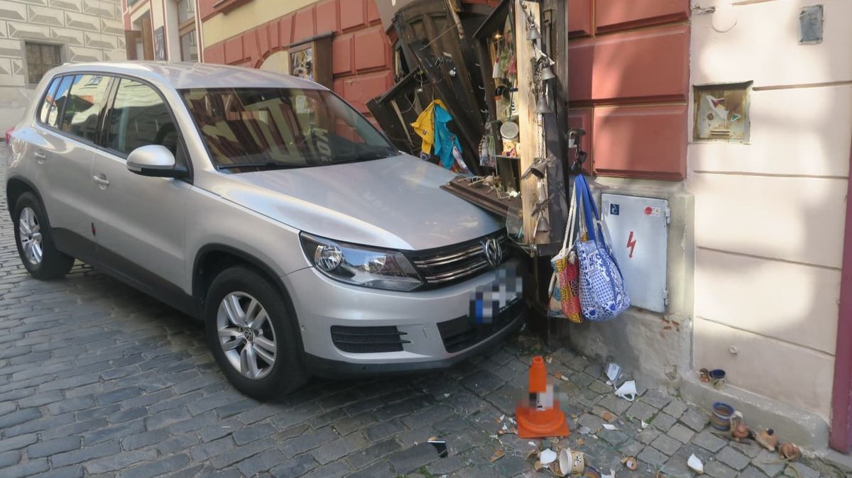 Řidičce v Českém Krumlově ujelo nezabrzděné auto a zdemolovalo výlohu