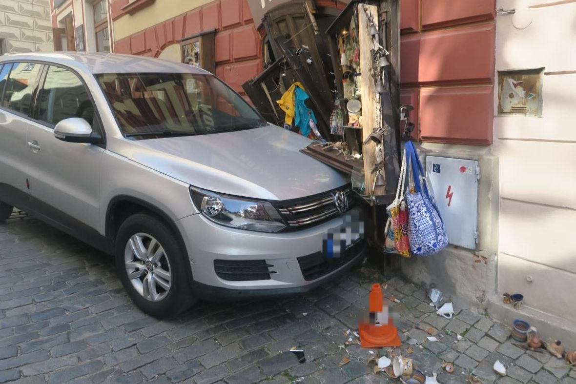 Řidičce v Českém Krumlově ujelo nezabrzděné auto a zdemolovalo výlohu