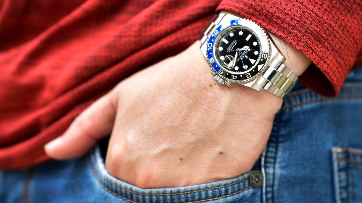 Turistu na Mallorce přepadli přímo před rodinou tři útočníci. Ukradli mu rolexky za milion