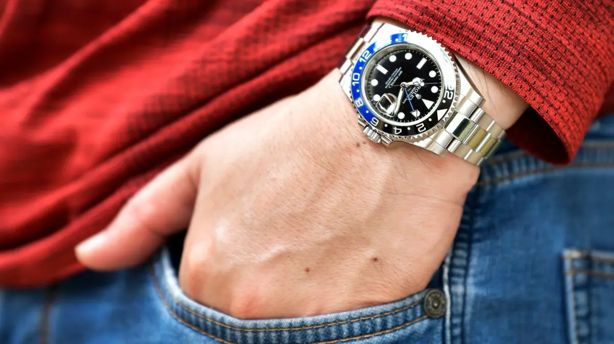 Turistu na Mallorce přepadli přímo před rodinou tři útočníci. Ukradli mu rolexky za milion