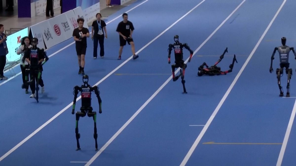 Box, fotbal i štafeta. Humanoidní roboti se utkali na multisportovním klání v Číně