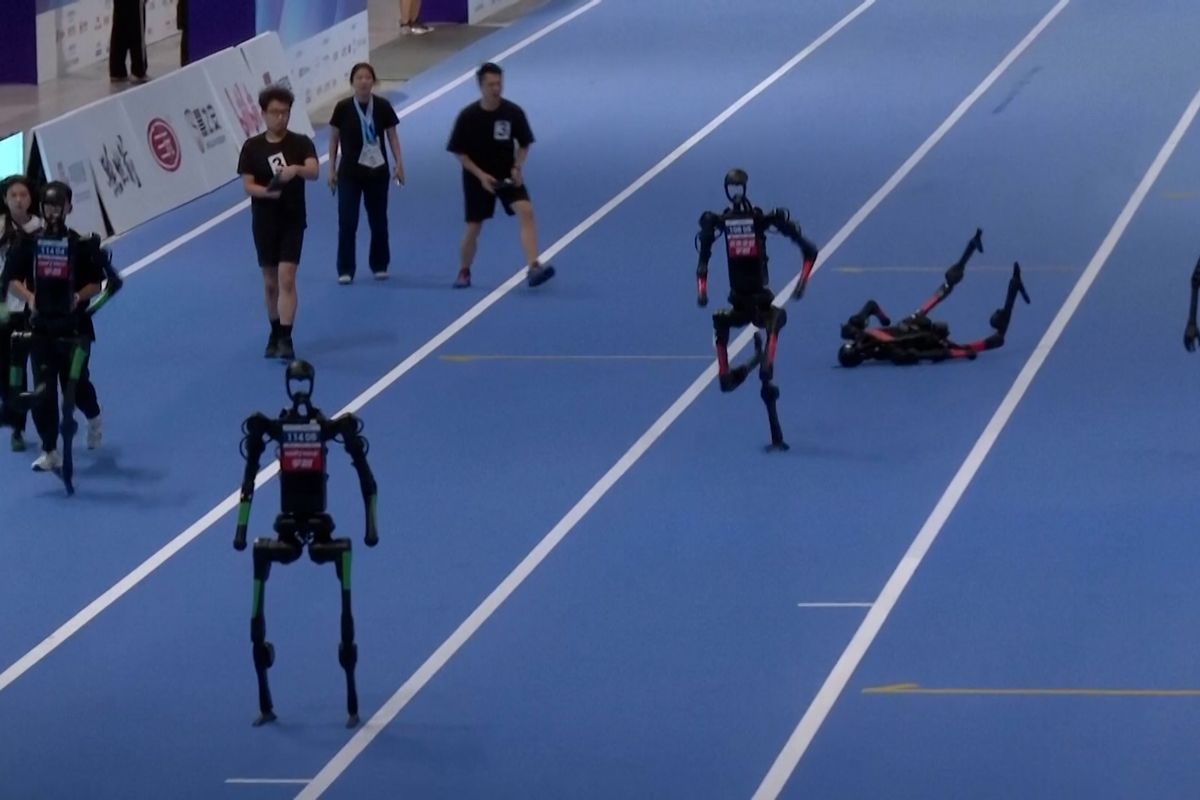 Box, fotbal i štafeta. Humanoidní roboti se utkali na multisportovním klání v Číně