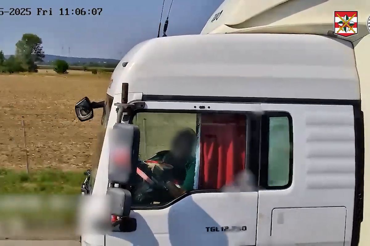 Řidič kamionu držel na dálnici u Brna místo volantu talíř a obědval. Natočila ho policejní dodávka