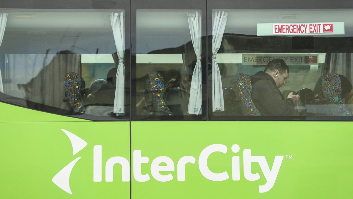Matka na Novém Zélandu při cestě autobusem uložila dvouletou dceru do kufru. Ten byl v zavazadlovém prostoru