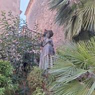 V uličce za kostelem je možné navštívit rodný dům místní světice. V blízkosti má i pomník.