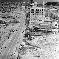 Zničené město Hirošima o rok později od svržení atomové bomby