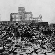 Průmyslový palác 8. srpna 1945 po svržení atomové bomby na Hirošimu. Stavba Průmyslového paláce jako jedna z mála budov vydržela výbuch atomové bomby. Po válce se stala Atomovým palácem – mementem připomínajícím nebezpečí jaderného konfliktu. Železobetonová budova je dílem českého architekta Jana Letzela z let 1912 až 1915. Stavba ležela jen 150 metrů od epicentra výbuchu, díky pevné konstrukci ale obrovský nápor vydržela.