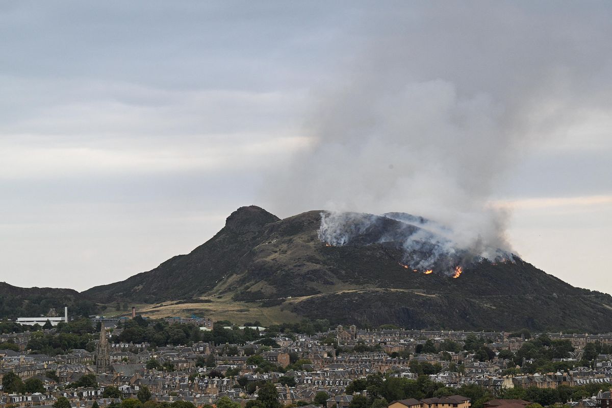 Hasiči bojují s požárem na hoře Arthur's Seat v Edinburgu