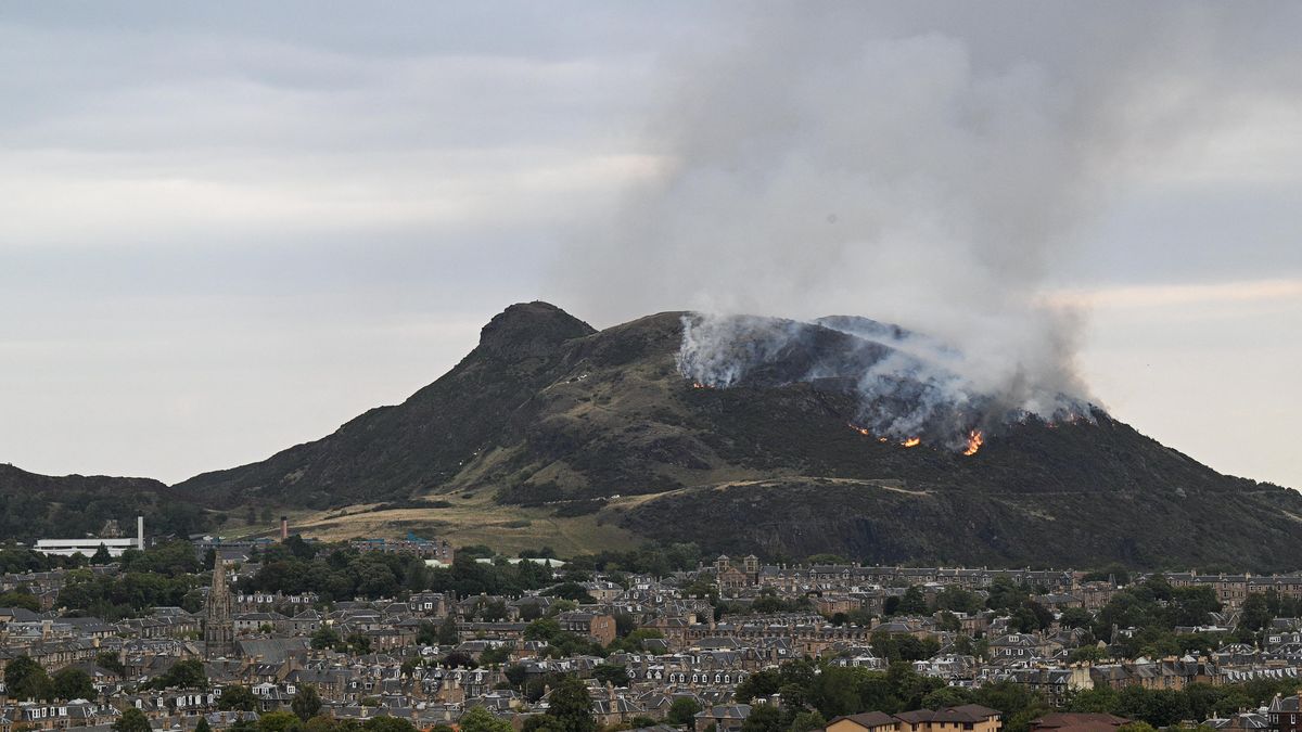 Hasiči bojují s požárem na hoře Arthur's Seat v Edinburgu
