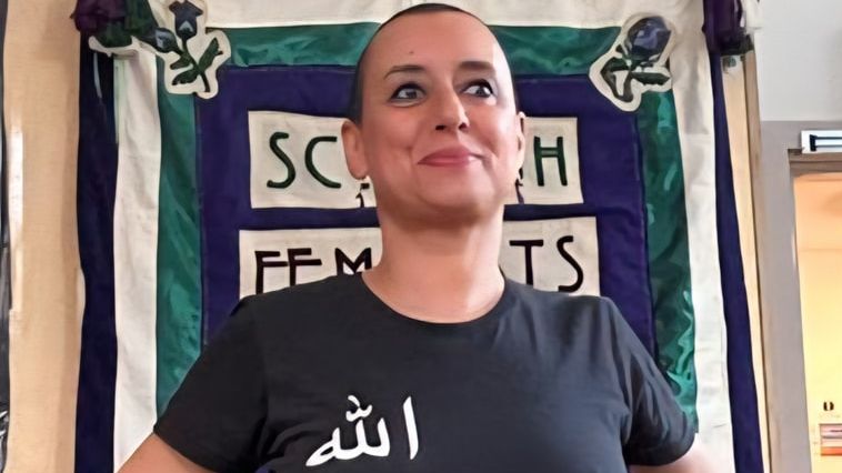Alláh je lesba. Za nápis na tričku hrozí feministce v Maroku pět let vězení