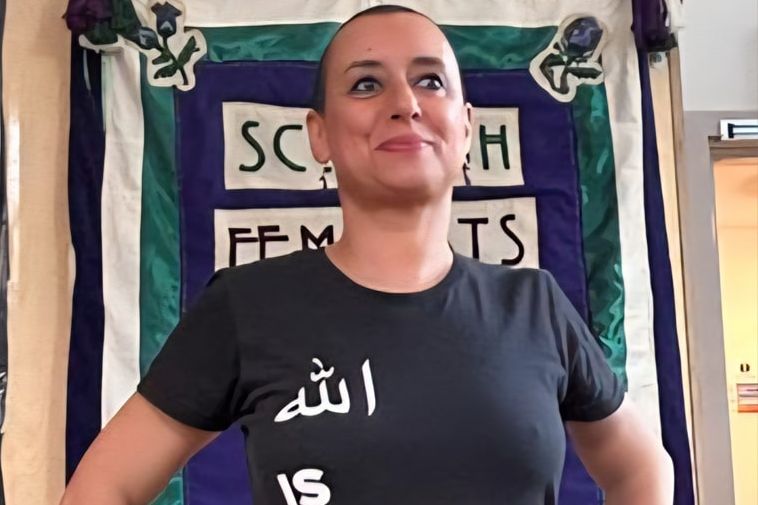 Alláh je lesba. Za nápis na tričku hrozí feministce v Maroku pět let vězení