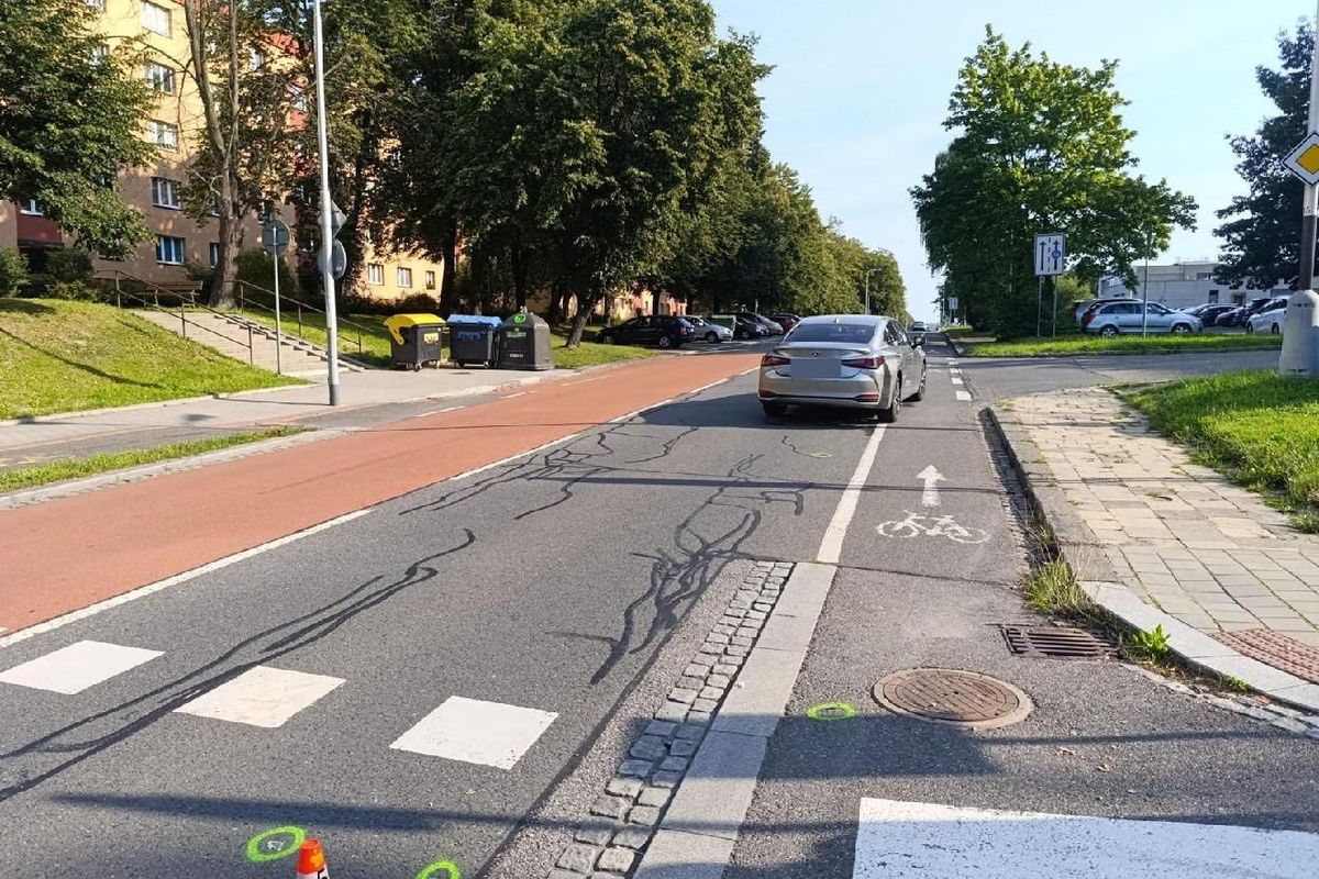 Řidič Lexusu srazil v Ostravě na přechodu pro chodce 85letou seniorku, žena je ve vážném stavu