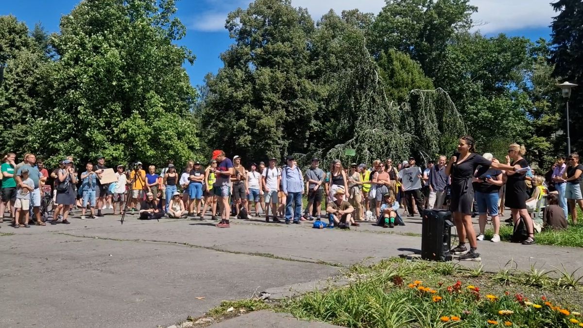 „Tady se ničí životy!“ Lidé v Ostravě demonstrovali proti vystěhování kolonie s romskými a neromskými rodinami