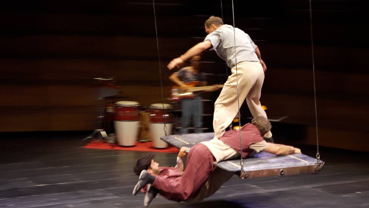 Francouzský soubor Akoreacro, který vloni ohromil pražské diváky představením na návěsu kamionu a zahájil 21. ročník Letní Letné, připravil úplnou novinku s názvem Ostinato.