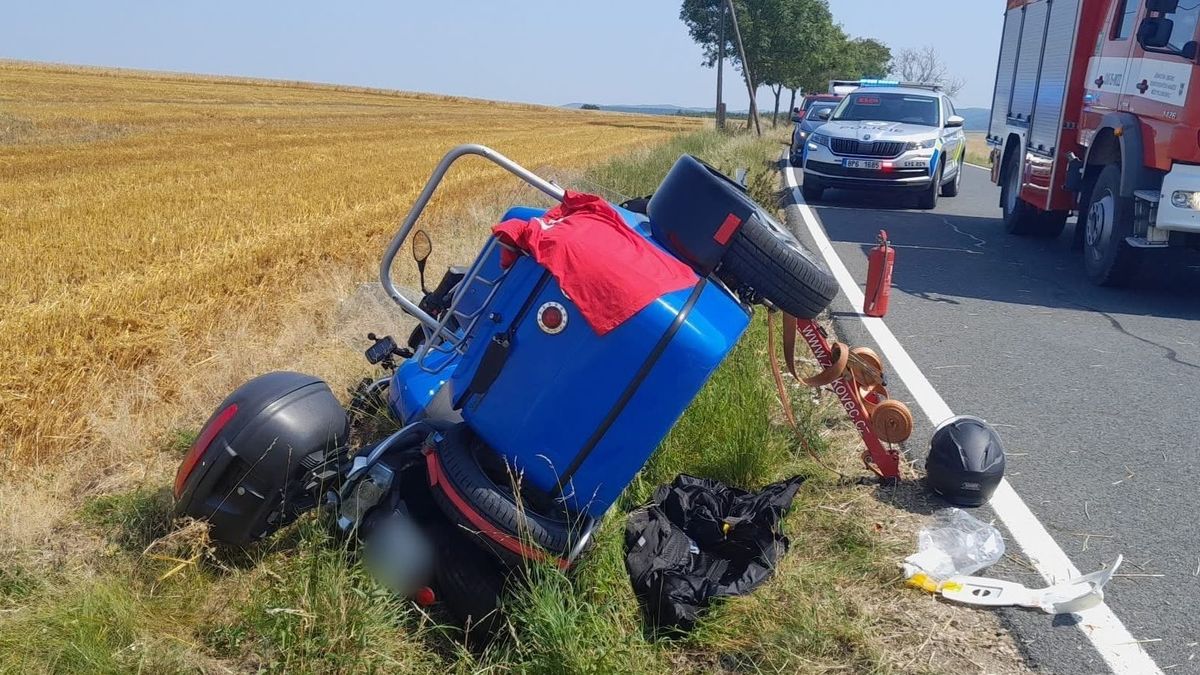 Na Rokycansku havarovala sajdkára. Řidič zůstal zaklíněný pod vozíkem