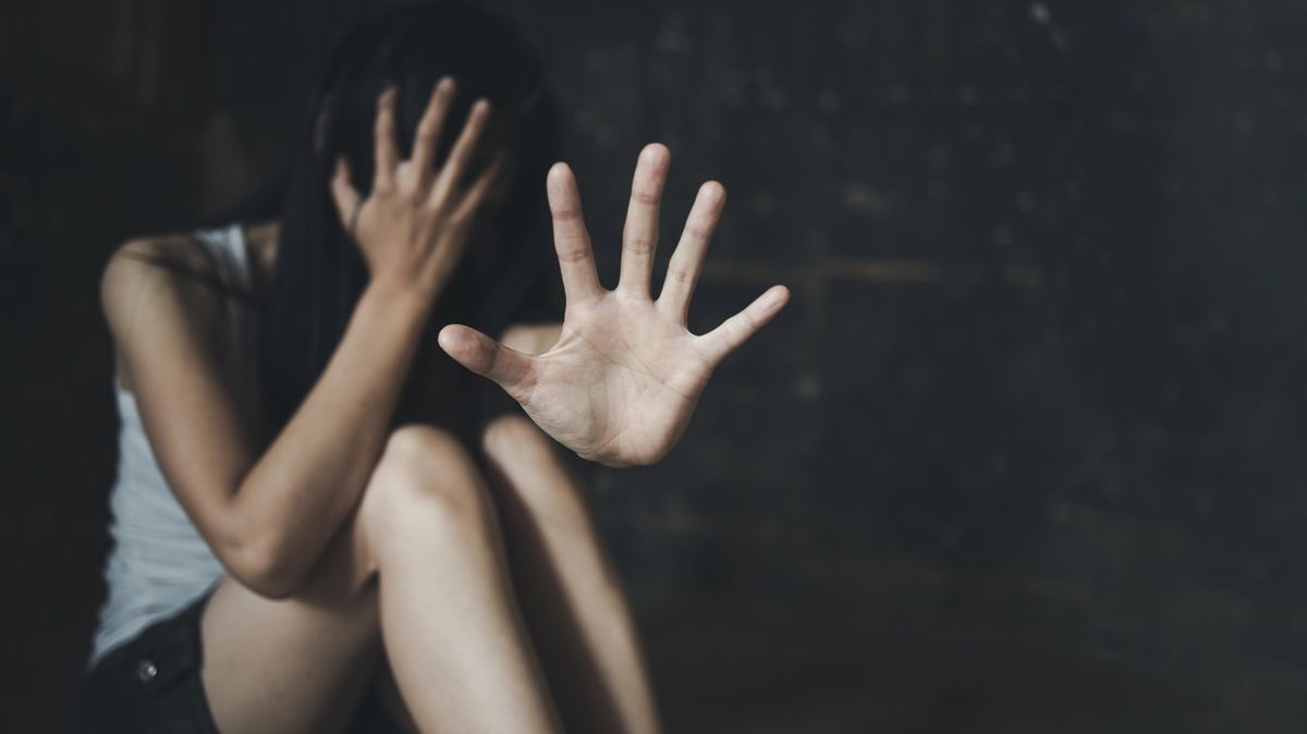 Křičela jsem bolestí a v hlavě utíkala do pohádek. Kristýna popisuje, co jí léta denně prováděl otčím a za co dostal jen podmínku