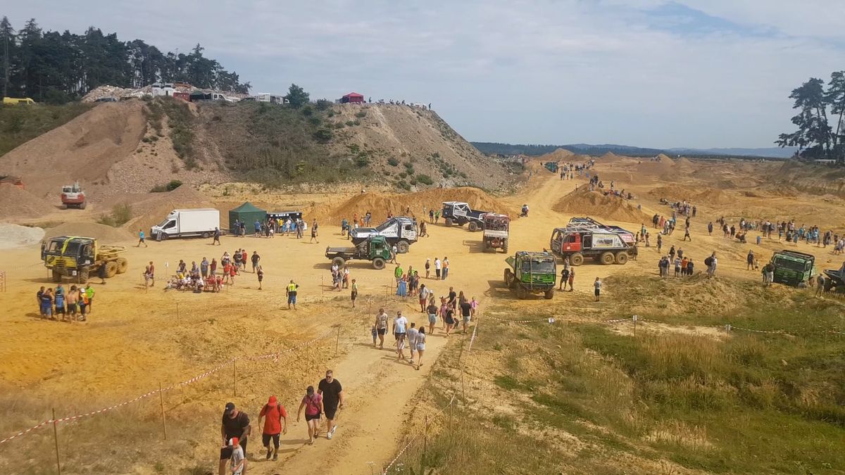 Trucktrial přitahuje milovníky adrenalinu, kterým nevadí bláto ani prach