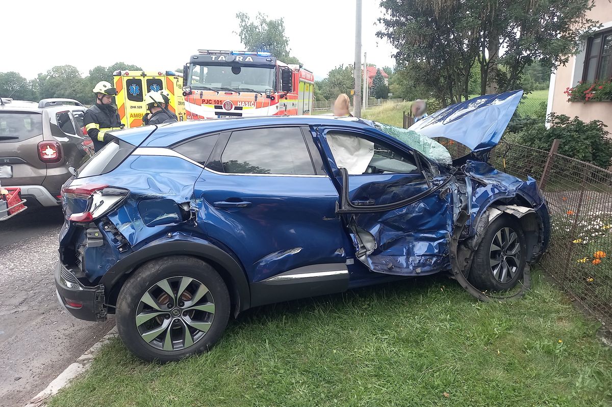 Vlak na Jičínsku zdemoloval osobní auto