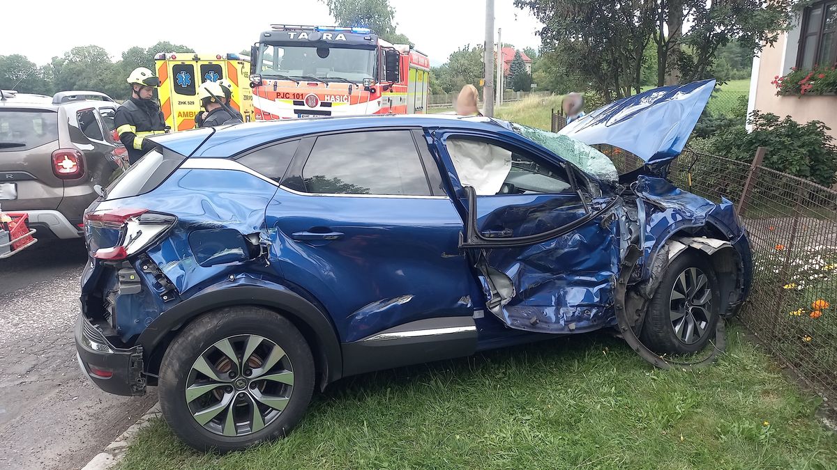 Vlak na Jičínsku zdemoloval osobní auto