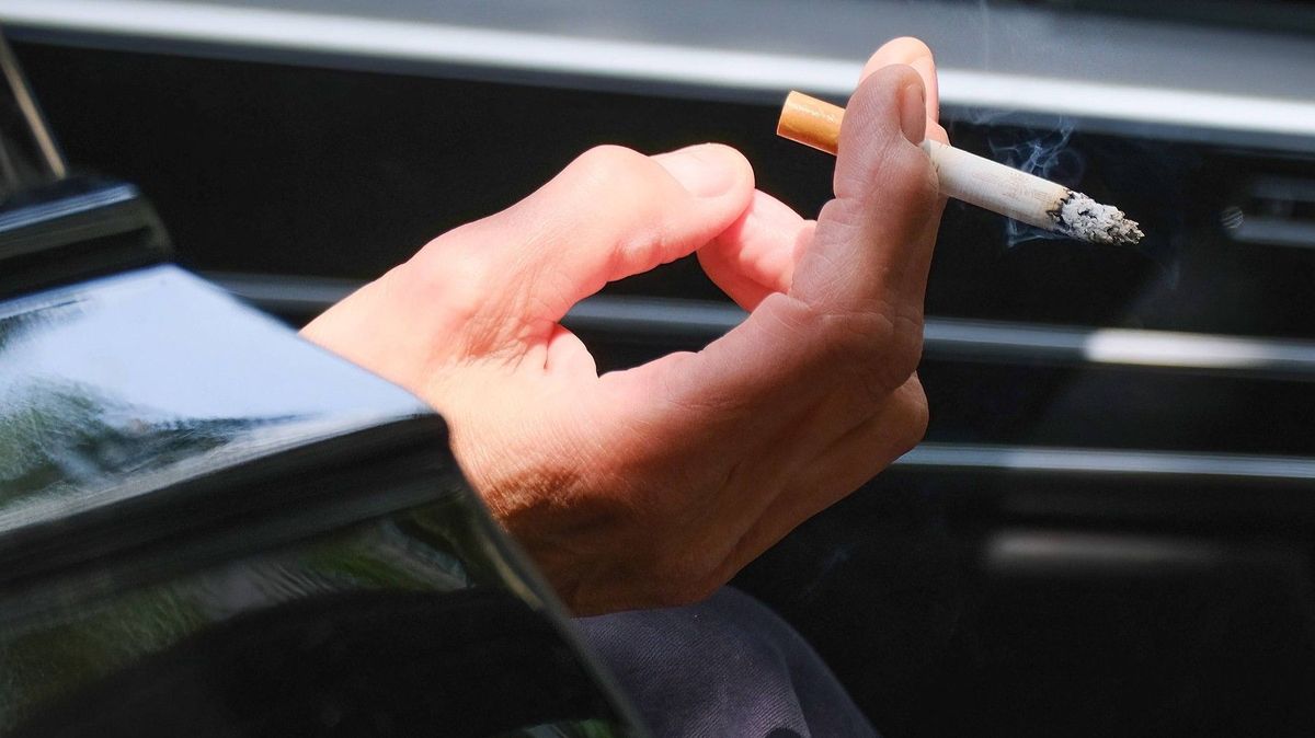 Za vyhození odpadků z okýnka auta hrozí v Itálii brutální pokuty. K usvědčení stačí záznam kamery