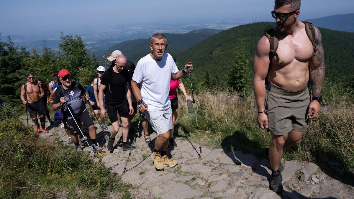 FOTO: Babiš se třemi psy vylezl na Lysou horu
