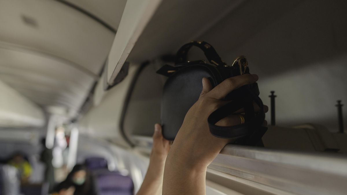 Příruční zavazadlo do letadla zdarma: Rozměry, hmotnost a srovnání aerolinek