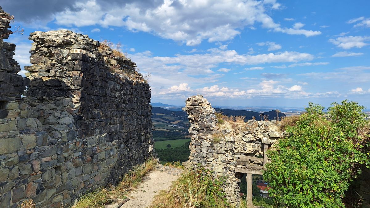 Polozapomenutá zřícenina v Českém středohoří. Tajemný Oltářík má mnoho předností
