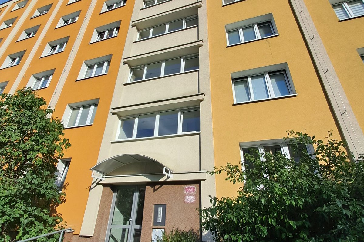 Senior vylévá moč z okna plzeňského paneláku, stěžují si sousedé 