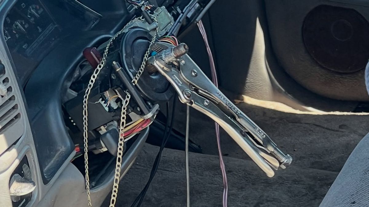 Kutil používal kleště místo volantu, kuriozitu odhalila až nehoda