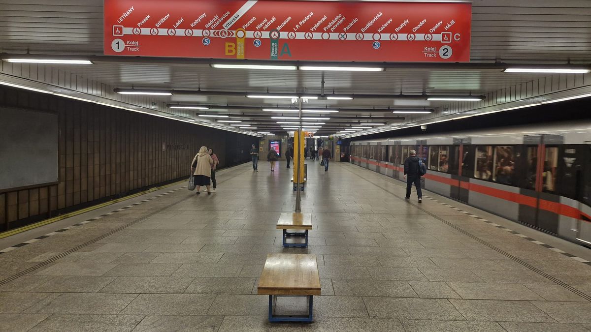 Na lince metra C probíhá výluka do 10. srpna