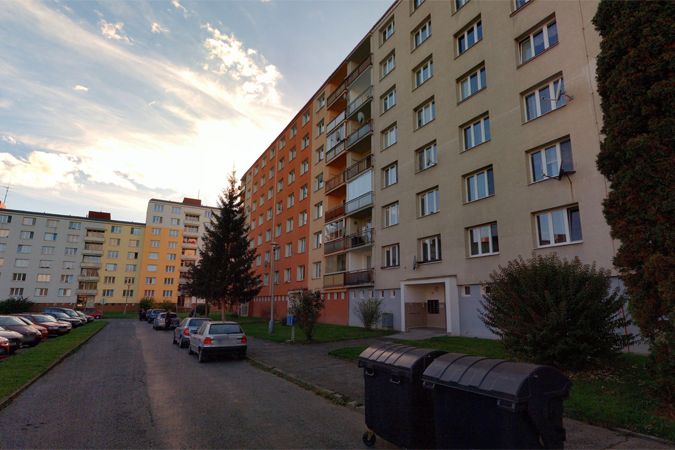 Muž v Sušici se zřítil z balkónu činžáku