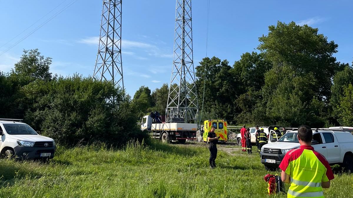 Na Hradecku spadl montér ze stožáru