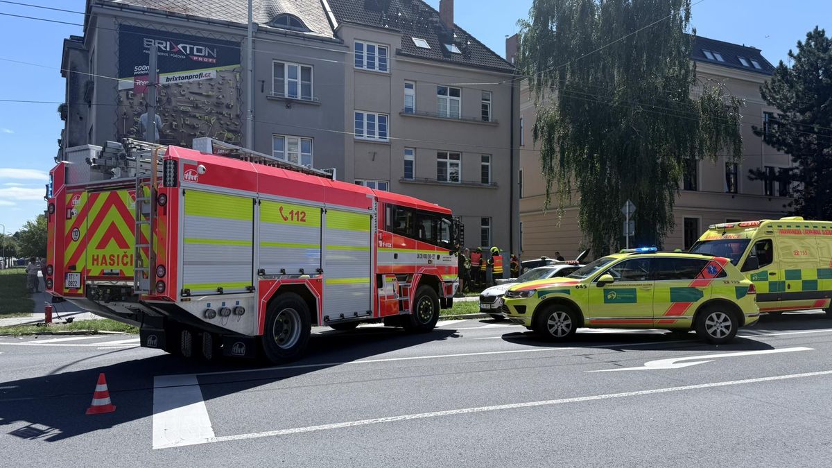V Opavě havarovalo policejní auto. Pět zraněných, jeden těžce