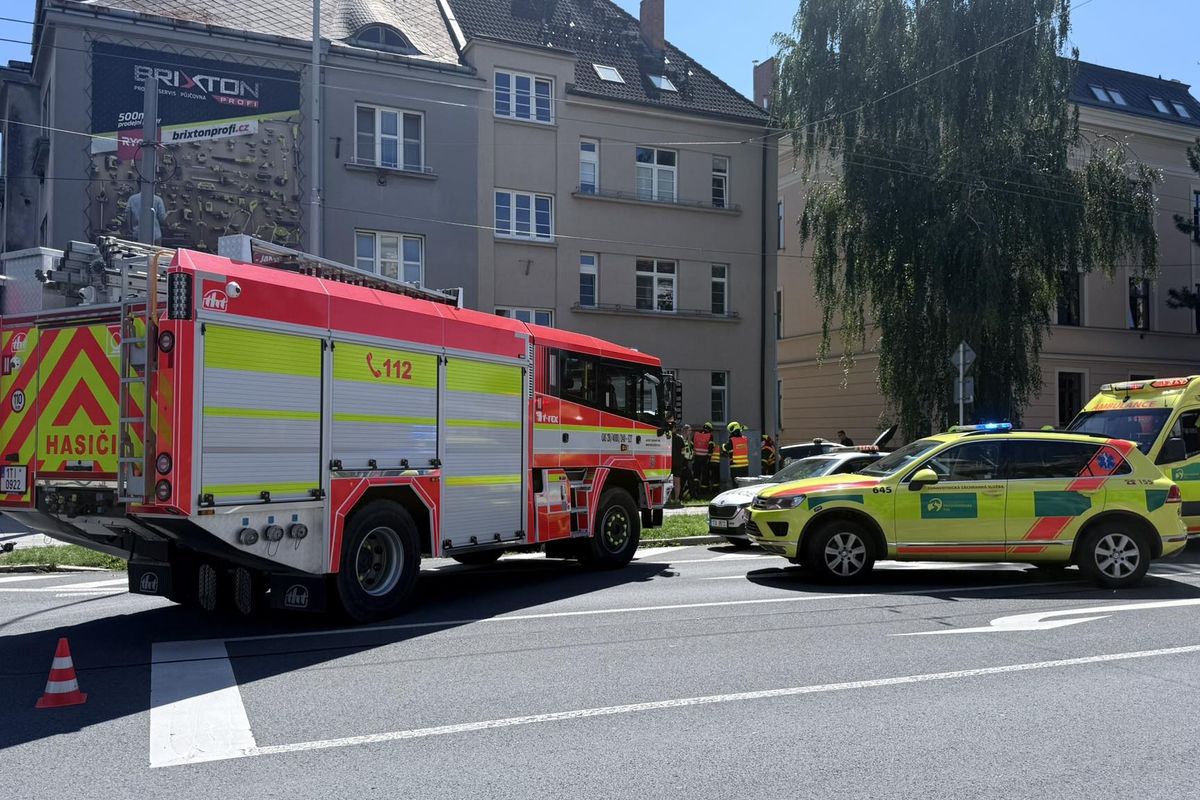 V Opavě havarovalo policejní auto. Pět zraněných, jeden těžce