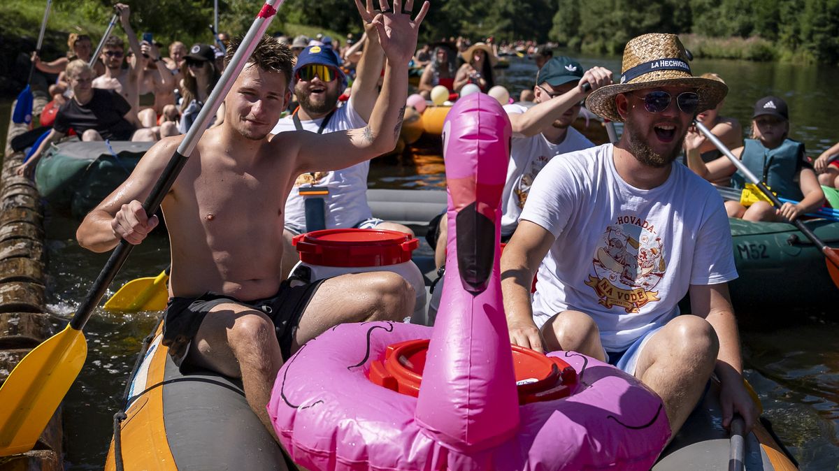 FOTO: Letní tlačenice na Vltavě. Vodáci vzali řeku útokem