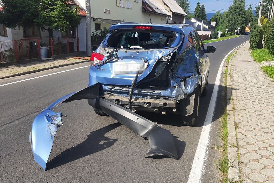 Řidička na Jesenicku přehlédla vlak a vjela přímo před něj
