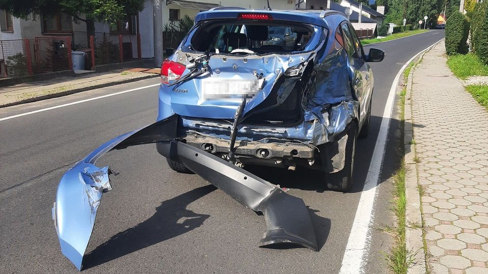 Řidička na Jesenicku přehlédla vlak a vjela přímo před něj