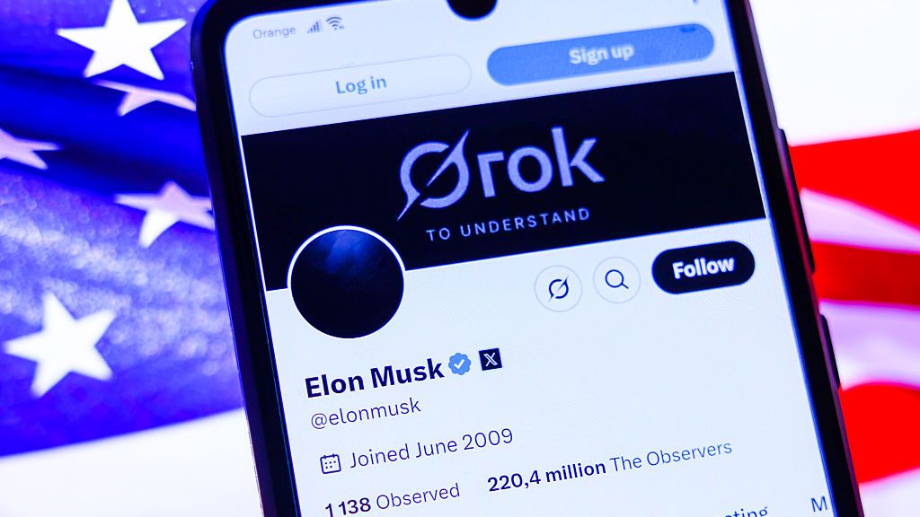 Musk nařkl Apple, že upozaďuje jeho chatbot Grok. Ten to má za nepodložené
