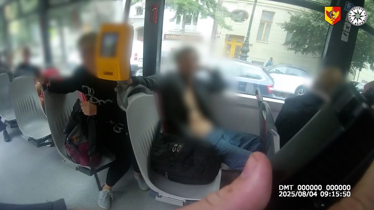 Muž v pražské tramvaji šermoval šroubovákem a kobercovým nožem, vyděšení cestující volali policisty